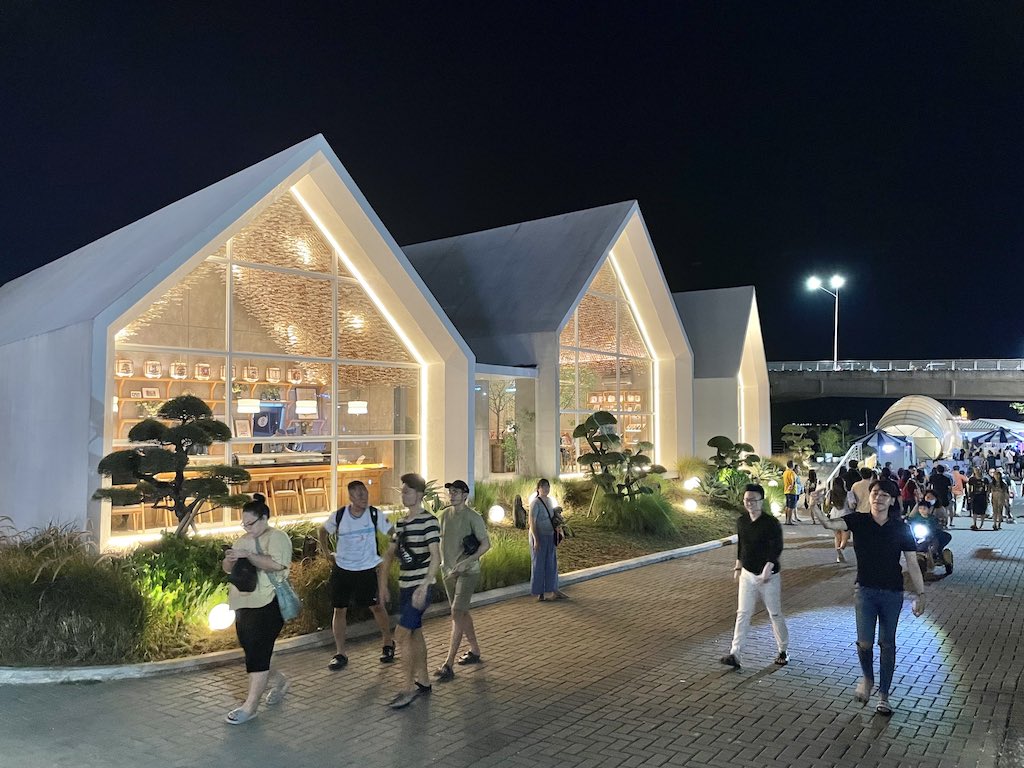 Batavia restaurants at night