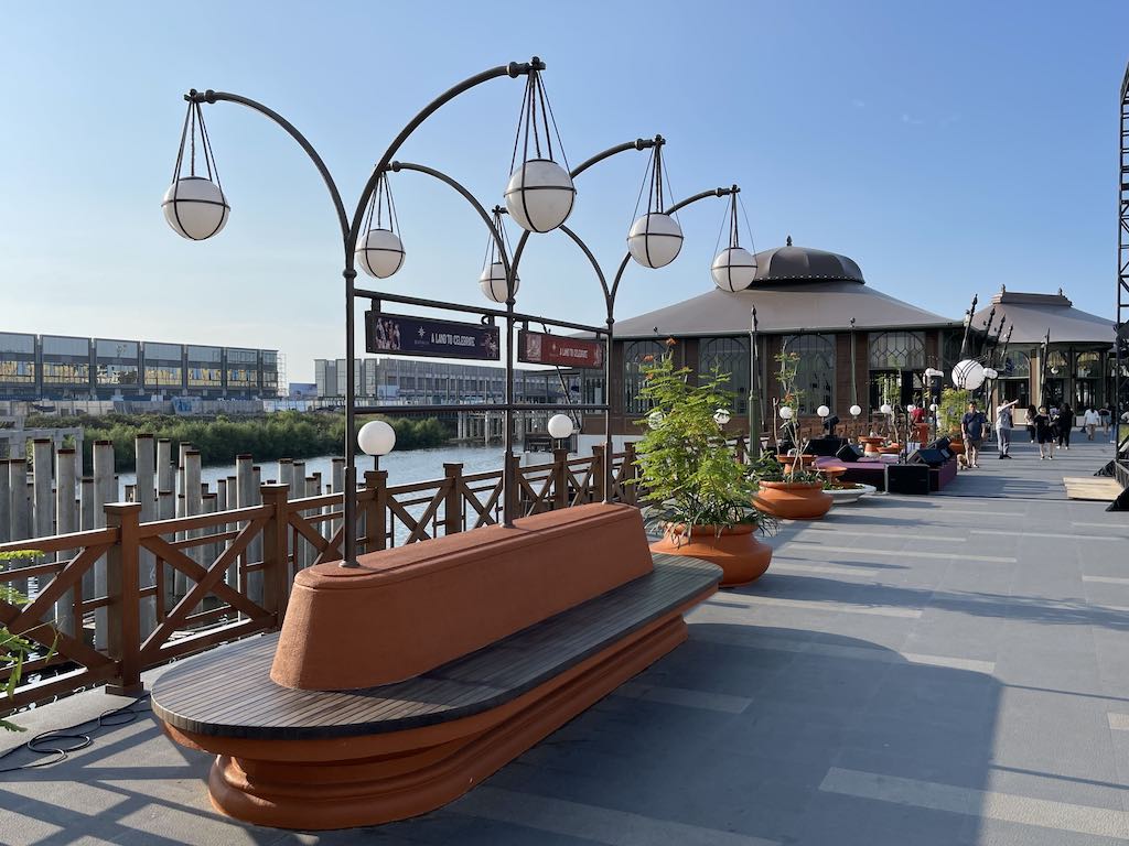 Batavia seating area