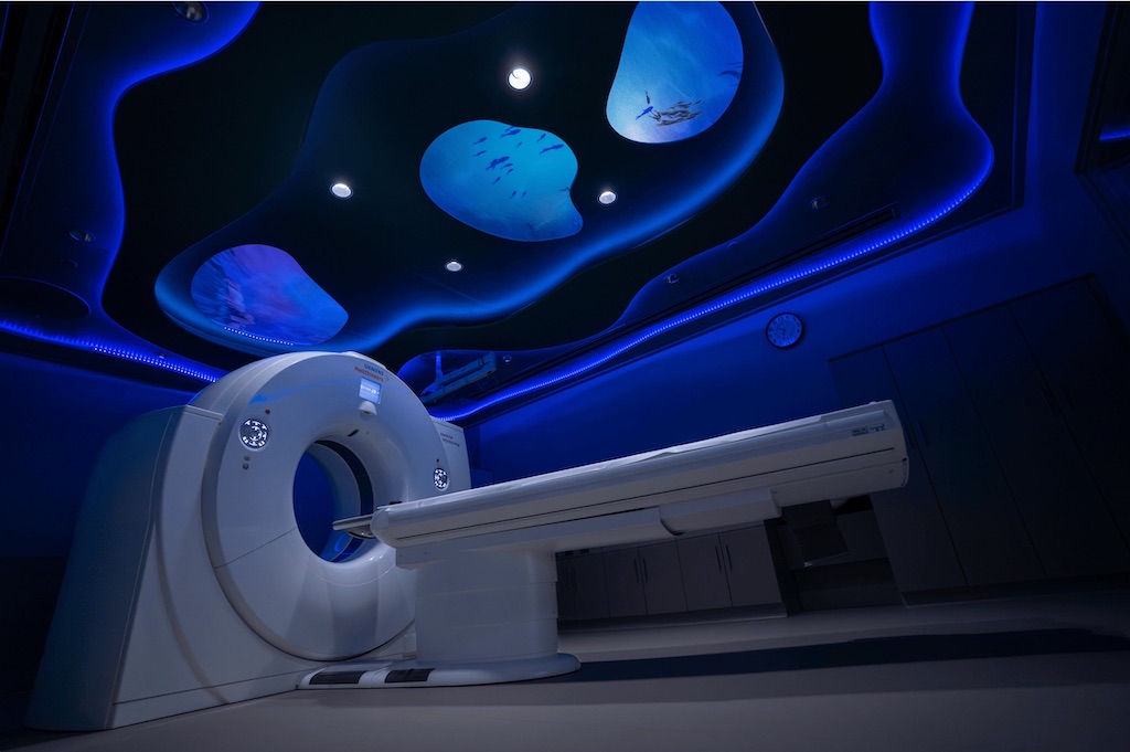 CT scanner with fish screen ceiling