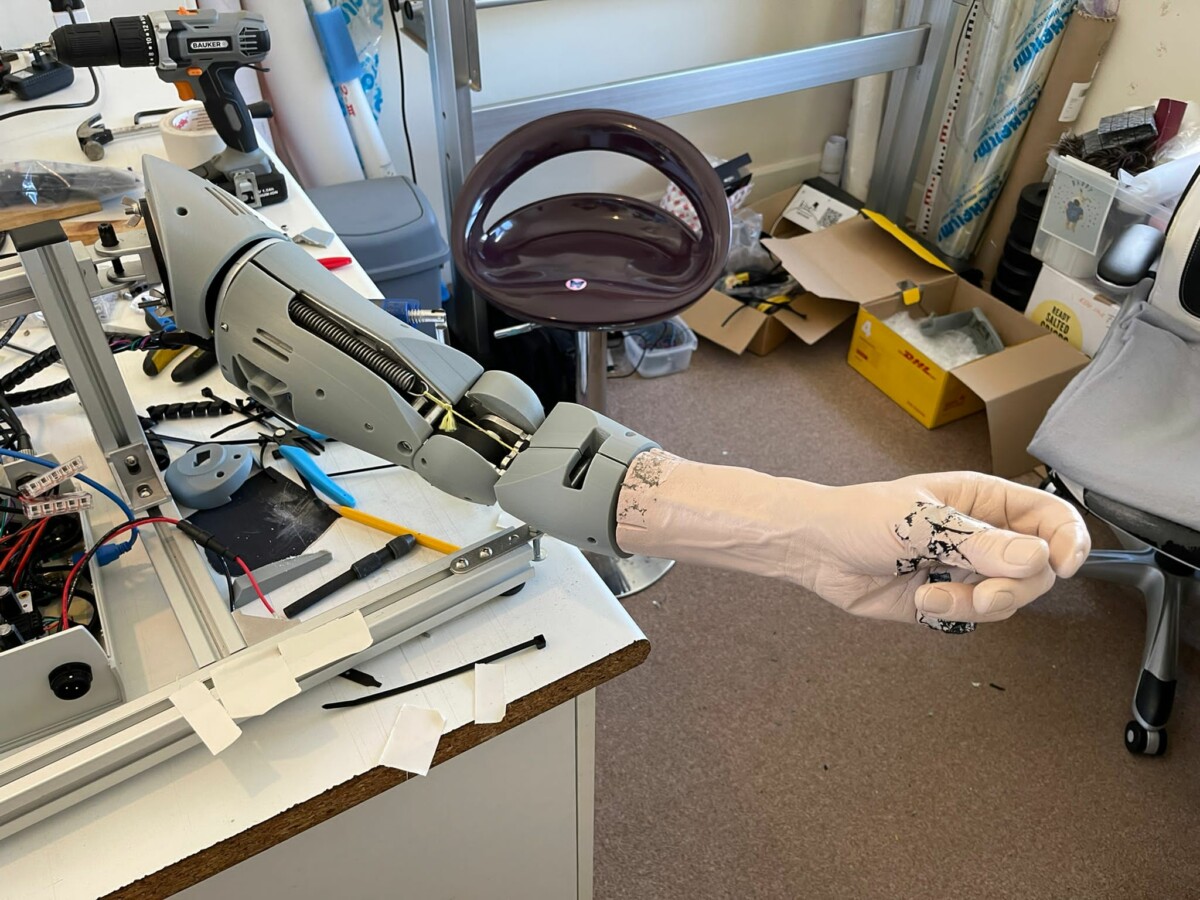 chamber of horrors - animatronic arm