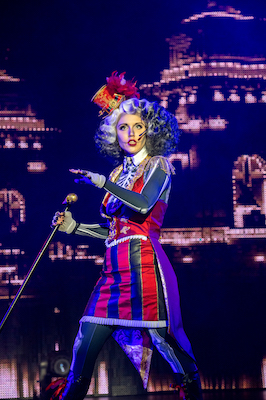 Freakshow performer