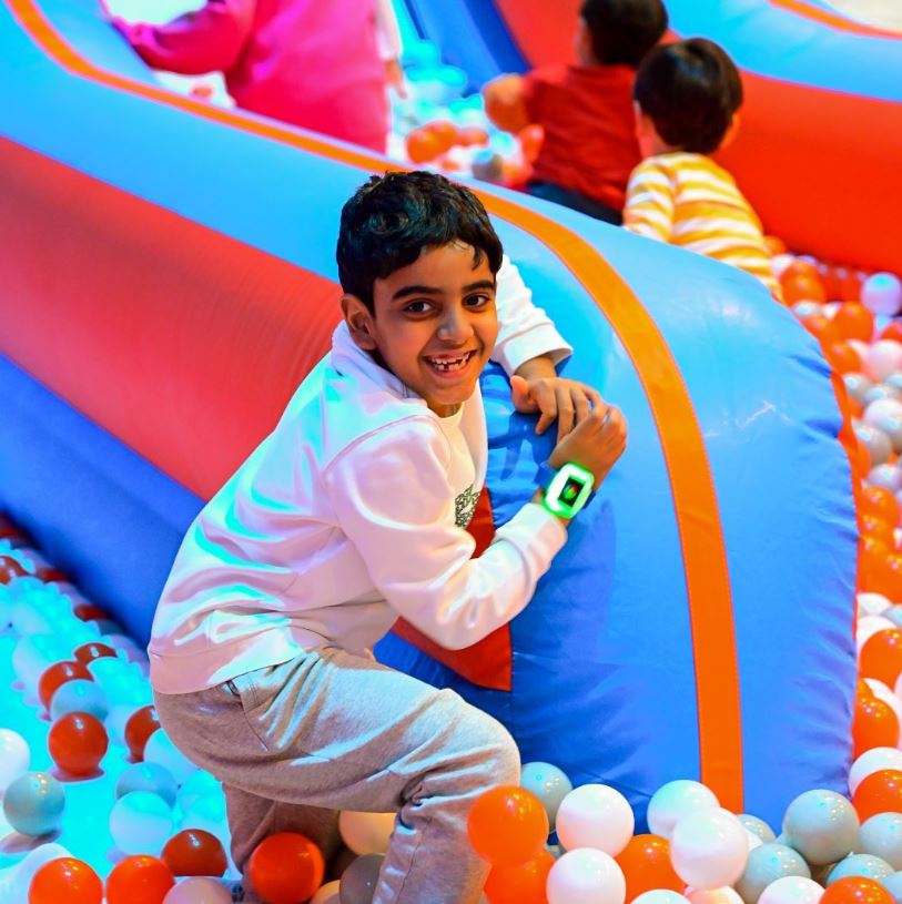 NOTIFICATION WRISTBAND – RADIAN - child wearing wristband