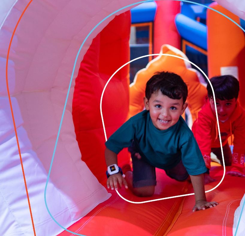 NOTIFICATION WRISTBAND – RADIAN - children playing wearing wristband
