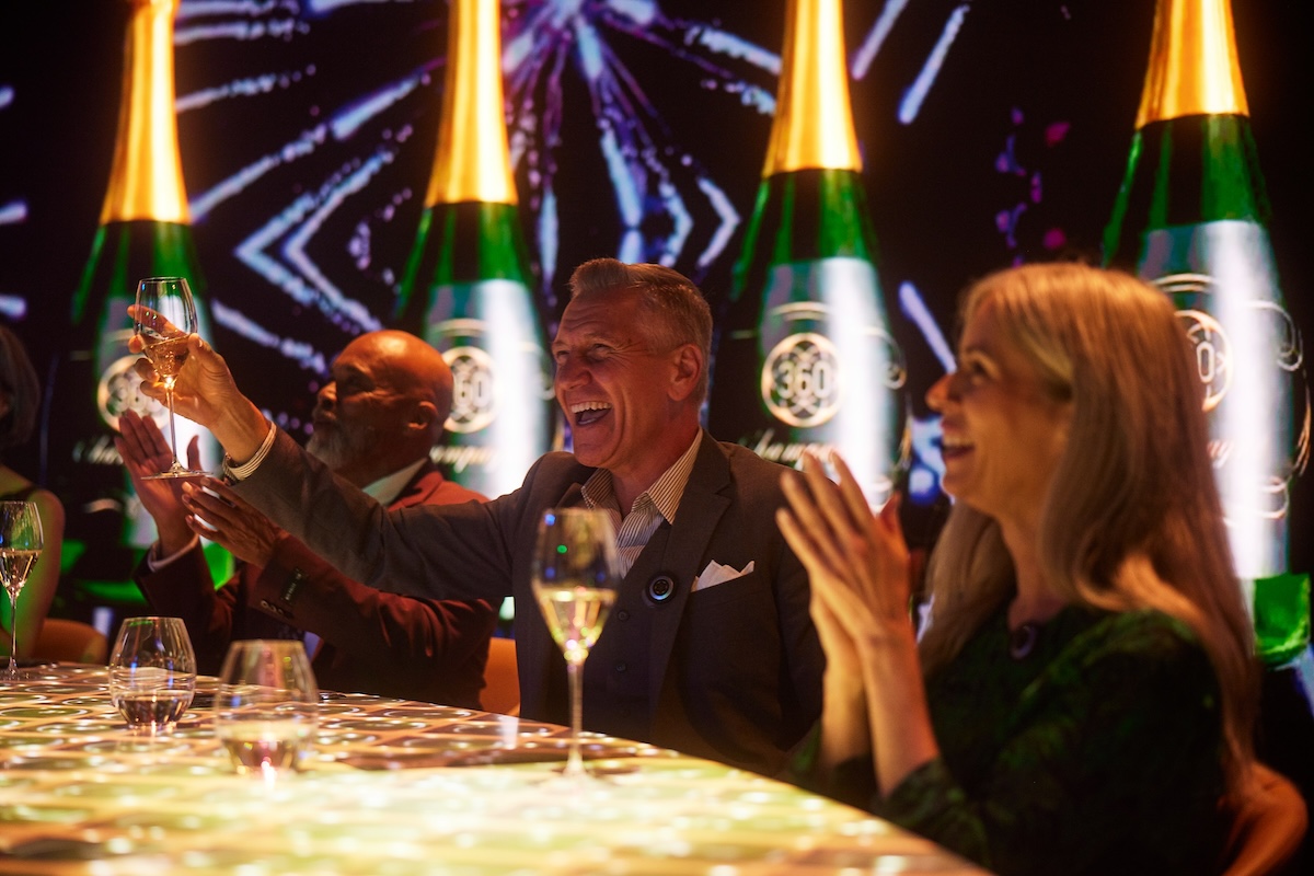 360, An Extraordinary Experience plate