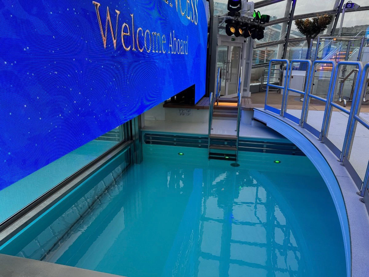 FluidLED - Low Voltage LED Display System for Wet Environments by Octopus Design Studio blooloop Innovation Awards