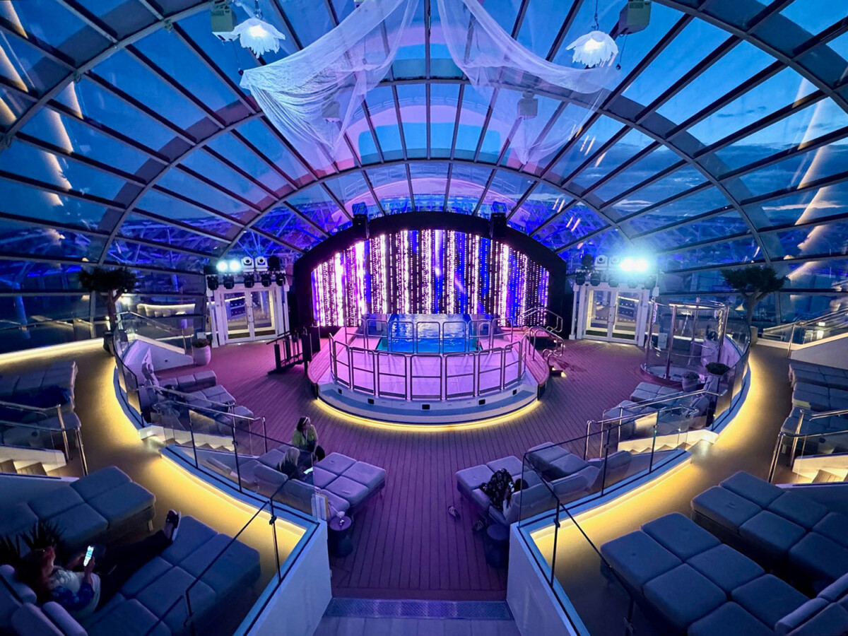 FluidLED - Low Voltage LED Display System for Wet Environments by Octopus Design Studio blooloop Innovation Awards